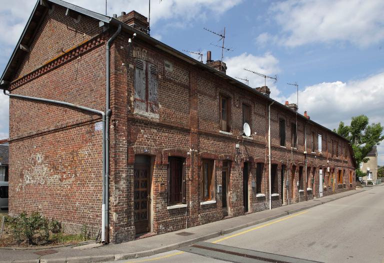 Vue générale des façades sur rue depuis le sud-ouest. ; Logements ouvriers à Charleval.