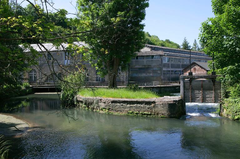 Système hydraulique de la filature Mignot de Pont-Saint-Pierre transformée en usine de selles de vélo Tron et Berthet à la fin du XIXe siècle. ; Bief, canal d'amenée et canal de décharge.