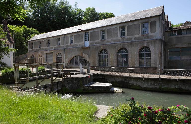 Filature de laine - atelier de fabrication-bureau , vue générale. ; La filature de laine Mignot Jeune édifiée en 1814 à Pont-Saint-Pierre.