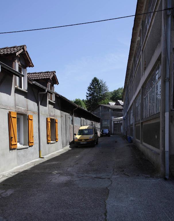 Circulation interne, logements ouvriers et atelier de fabrication.