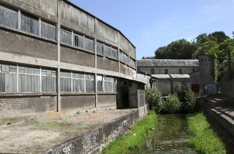 Atelier de fabrication et canal de fuite.