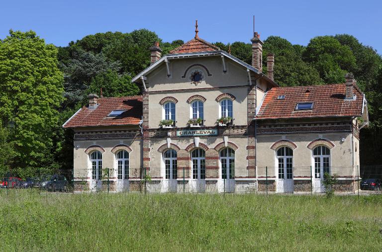 Vue générale de la façade. ; Gare de Charleval, tête de la ligne Charleval-Serqueux.