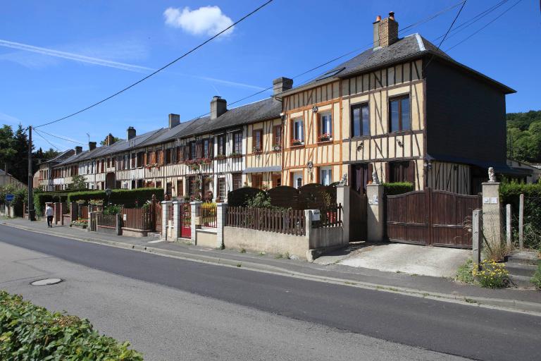 Vue générale des logements ouvriers, depuis l'est. ; Logements ouvriers à Perriers-sur-Andelle.