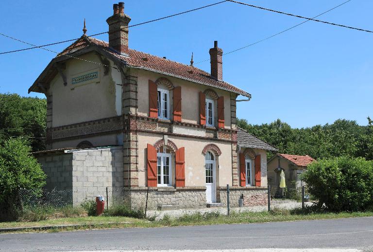 Vue générale de la gare (au premier plan) et des latrines (à l'arrière plan).