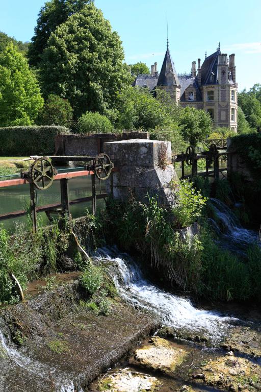 Vannes de décharge. ; Aménagements hydrauliques de la filature à Rouge établie à Perruel.