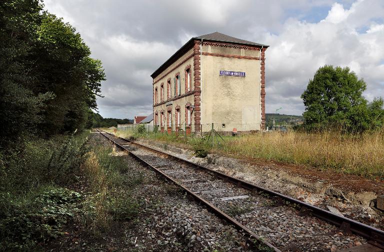 Vue générale de la gare depuis la voie ferrée. ; Gare de Fleury-sur-Andelle sur la ligne Gisors-Pont-de-l'Arche.