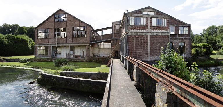 Vue générale des deux ateliers de la section métal depuis le barrage de l'usine sur l'Andelle. 