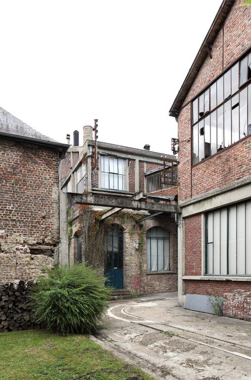 Vue des deux ateliers de la section métal, des circulations intérieures et amorce du dépot de matériel (à gauche).