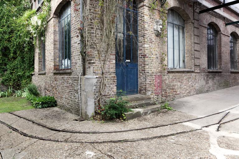 Détail de la circulation intérieure et d'un atelier de la section métal.
