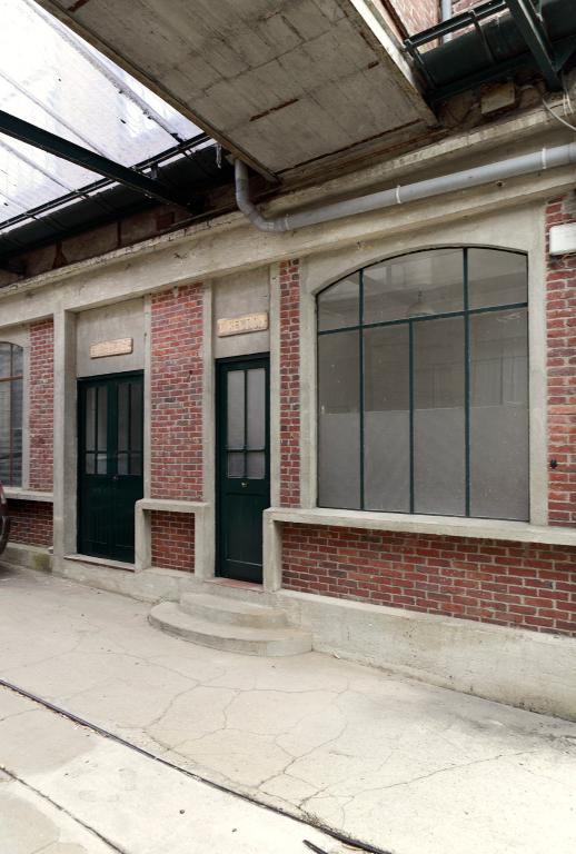 Entrée des bureaux de la direction installée dans un des ateliers de la section métal.