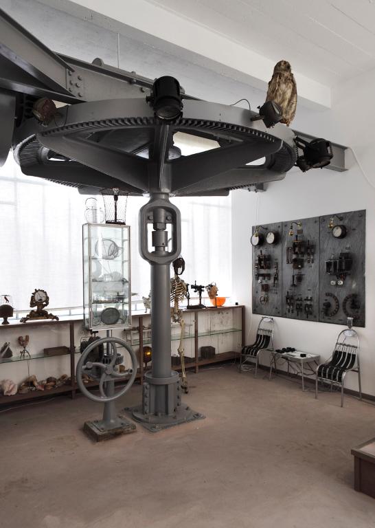 Vue intérieure du bâtiment de la turbine, axe de transmission. ; Vue intérieure de la salle de la turbine.