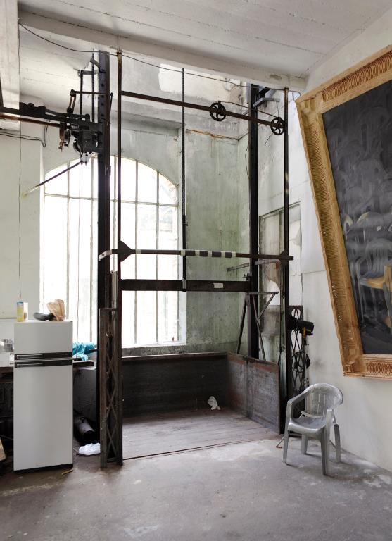 Vue intérieure d' un atelier de la section métal, monte-charge.