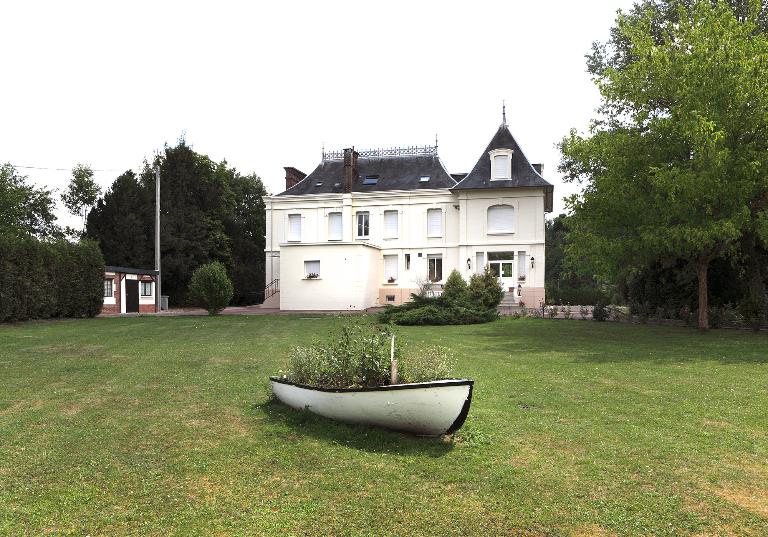 Vue d'ensemble, façade postérieure, depuis le sud.