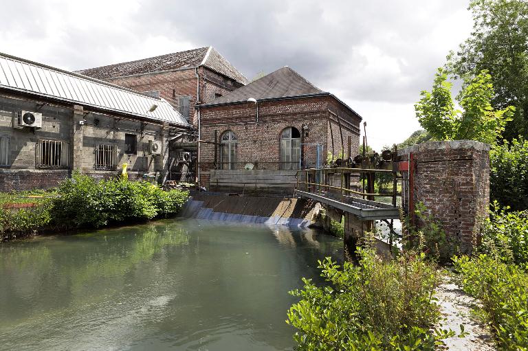 Canal d'amenée, vannes de décharge et bâtiment d'eau, depuis le nord-ouest.