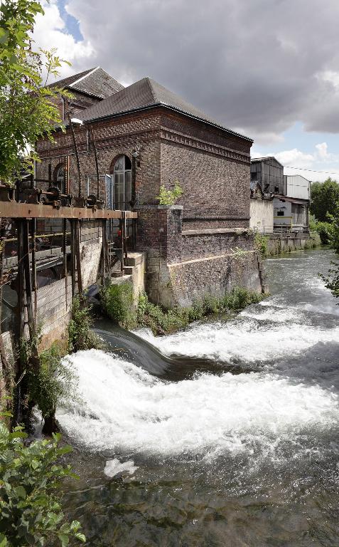 Vannes de décharge, canal de fuite et bâtiment d'eau, depuis le nord-ouest.