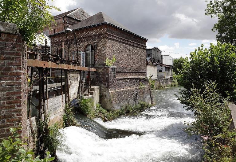 Vannage de décharge du tissage de Transières à Perruel. ; Vannes de décharge, canal de fuite et bâtiment d'eau, depuis le nord-ouest.