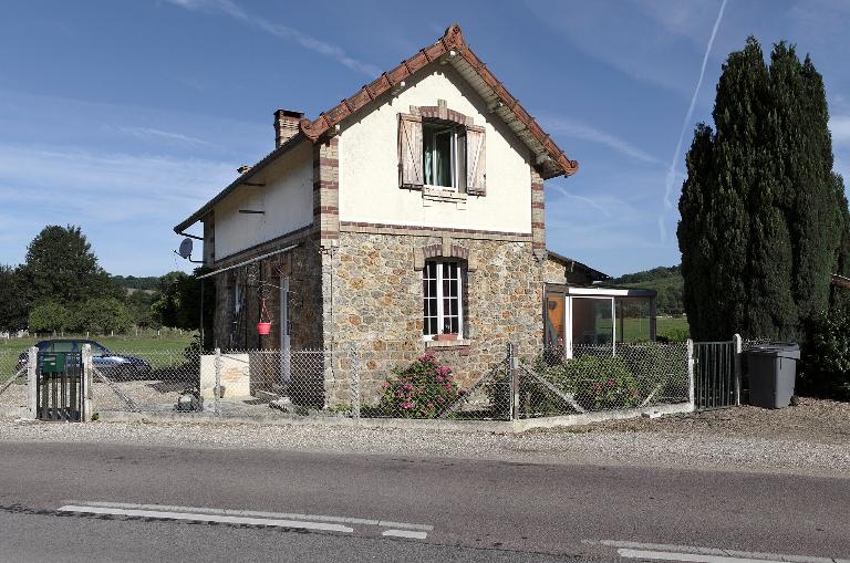 Vue générale de la maison de garde-barrière.