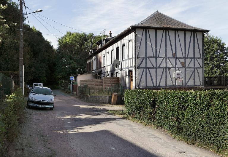 Vue d'ensemble des premiers logements établis sur Perruel, depuis le sud.