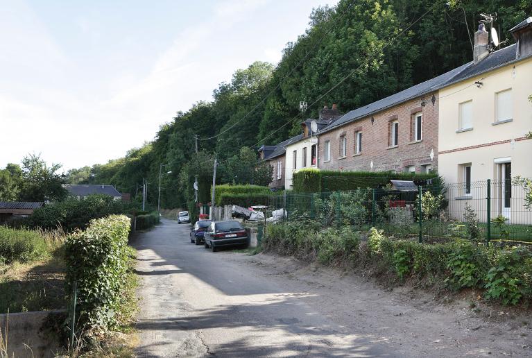 Vue d'ensemble des seconds logements établis sur Les Hogues, depuis le nord.