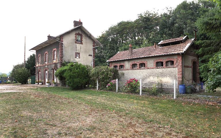 Gare et salle d'attente-latrines, vue générale depuis le nord-ouest.