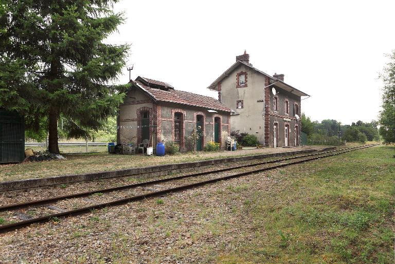 Gare et salle d'attente-latrines, vue générale depuis le sud-ouest.