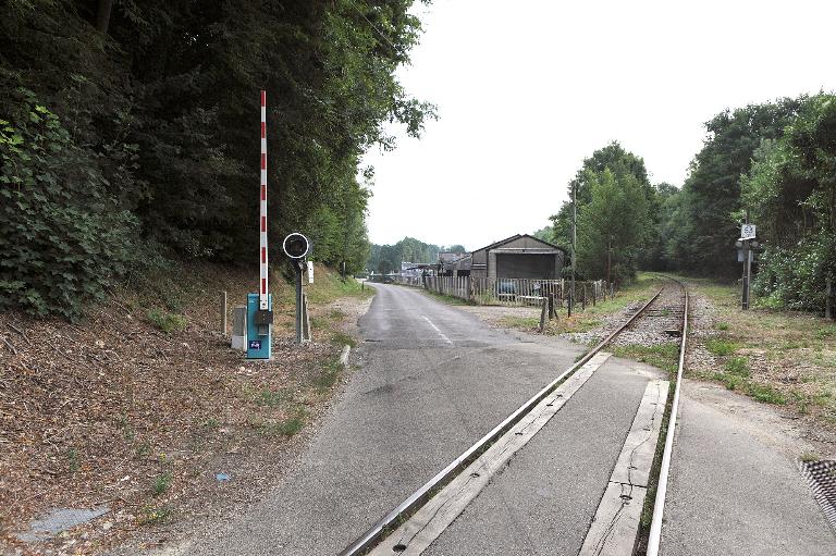 Vue de la première usine à l'arrière plan, avec la route et la voie férrée la desservant, depuis le sud-ouest.