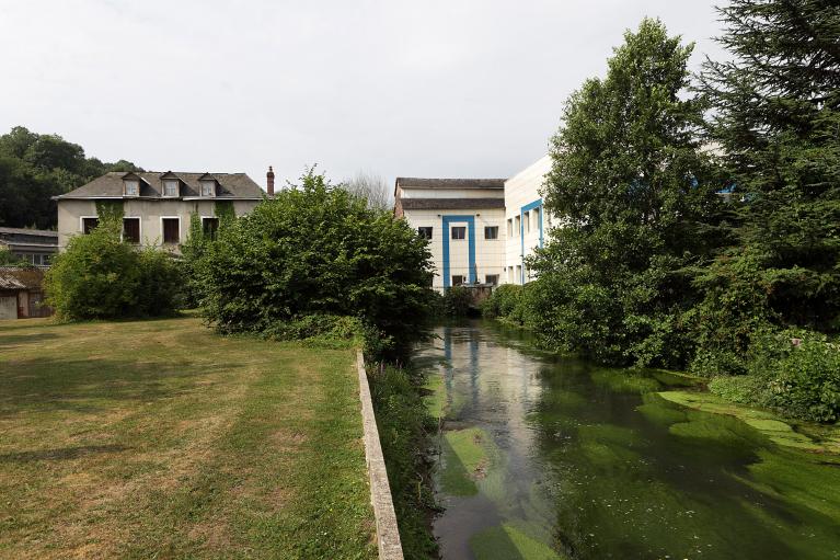 Vue générale du canal d'alimentation d'un des moteurs hydrauliques, depuis l'est.