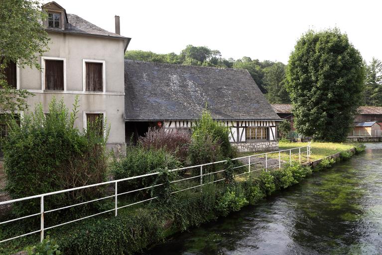 Vue partielle du logement du directeur au premier plan et de la remise à l'arrière plan, depuis le nord-est.