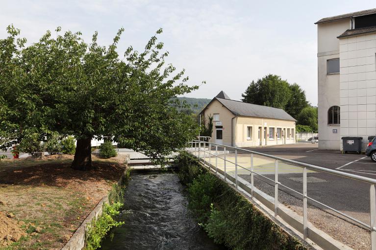 Vue du bras dérivé de l'Andelle dit bras du Bardot avec à l'arrière plan le batiment qui servait de bureau et d'infirmerie, depuis l'ouest.