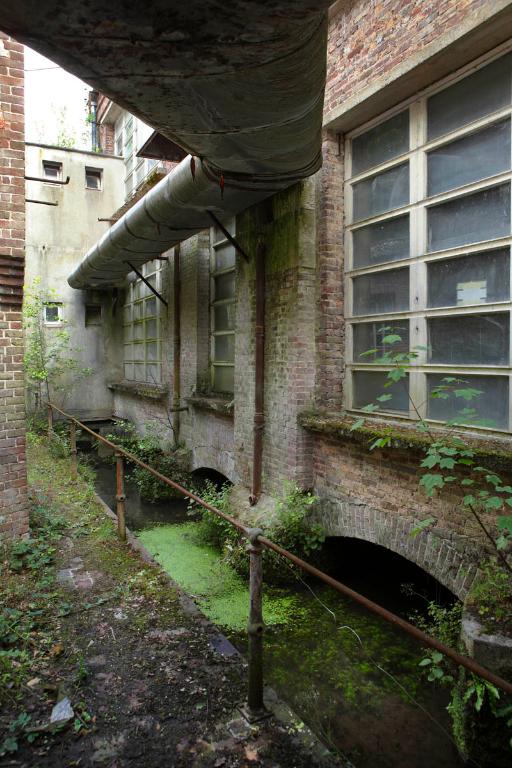 Façade postérieure de la filature reconstruite en 1950 et canal d'amenée passant sous la filature.