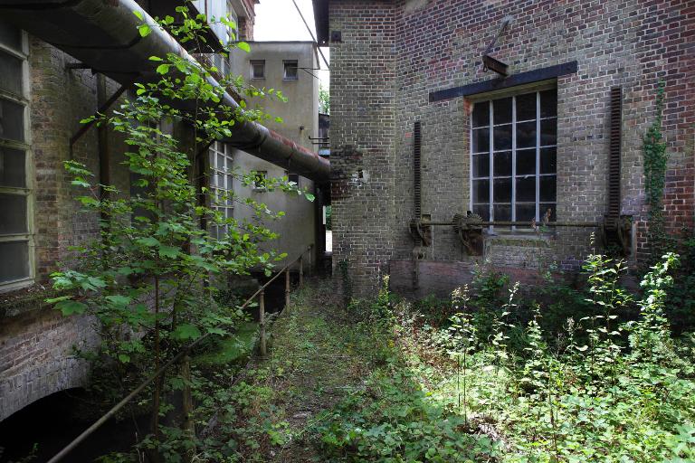 Façade postérieure de la filature reconstruite en 1950 et canal d'amenée passant sous la filature.