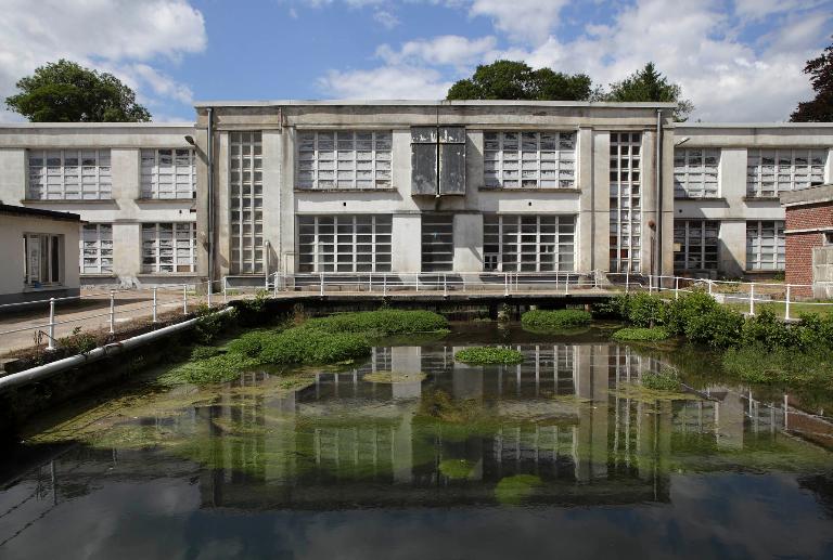 Corps central de la filature reconstruite en 1950 et canal d'amenée, depuis l'est. ; La filature de coton du Pont des Jardins à Charleval réédifiée dans les années 1950.