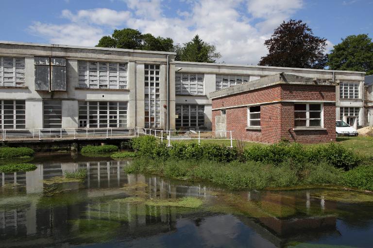 Vue partielle de la filature reconstruite en 1950 et du transformateur, depuis l'est.