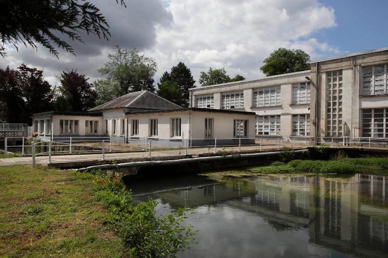 Vue générale de la filature et des bureaux reconstruits en 1950, depuis le nord-est.