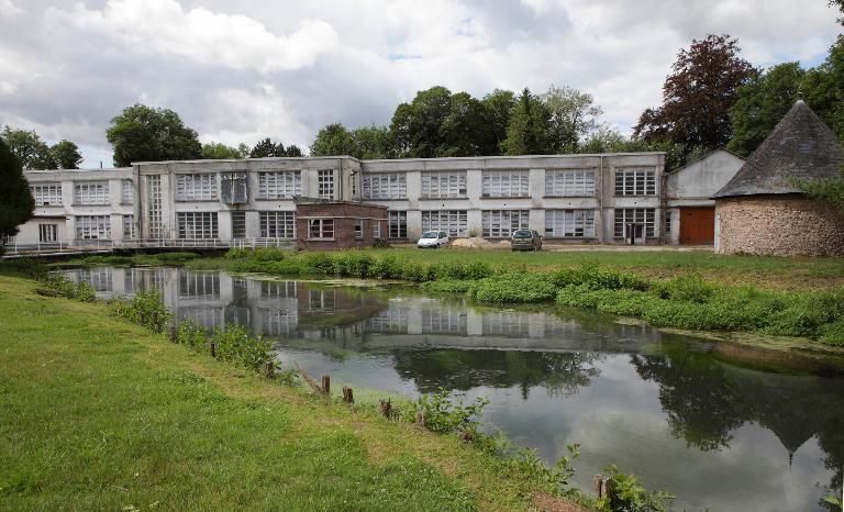 La filature du Pont des Jardins à Charvelal, typologie des usines courant moderne du XXe siècle. ; Vue générale de la filature reconstruite en 1950, depuis le nord-est.