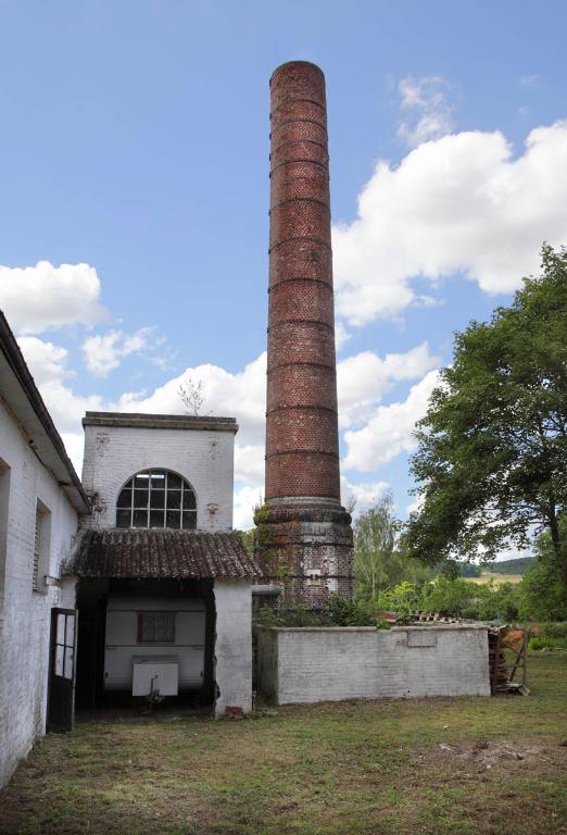 Vue détaillée de la cheminée et salle des machines, depuis l'est.