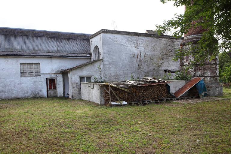 Vue détaillée de la base de la cheminée et salle des machines, depuis le nord-est.