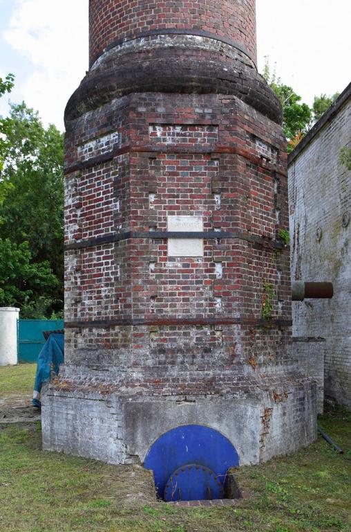 Vue détaillée de la base de la cheminée.