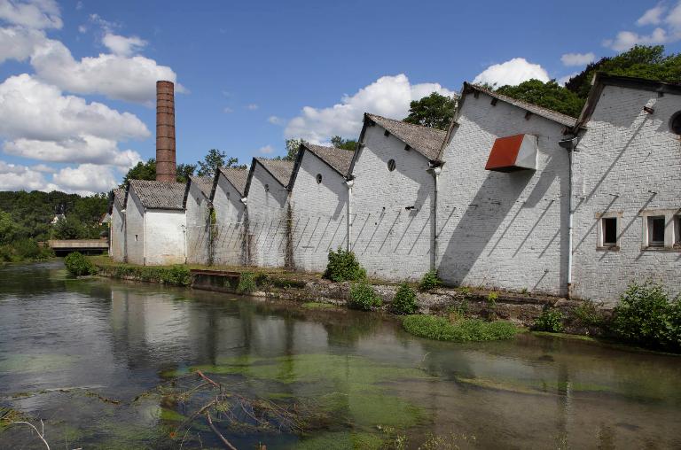 La filature du Pont d'Andelle à Charleval, typologie des usines en shed de la fin du XIXe siècle. ; Vue d'ensemble de la filature et de la cheminée, depuis le sud. ; La filature de coton du Pont d'Andelle à Charleval rédéfiée en 1895.