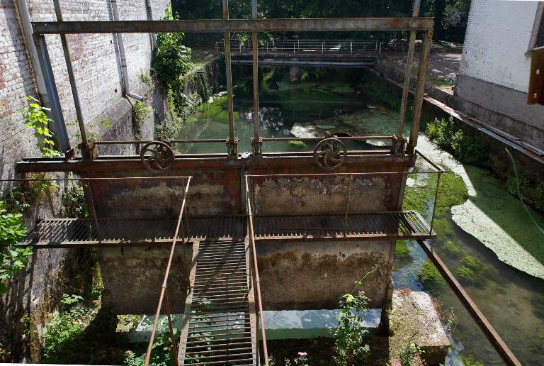 Vue détaillée du vannage d'alimentation.