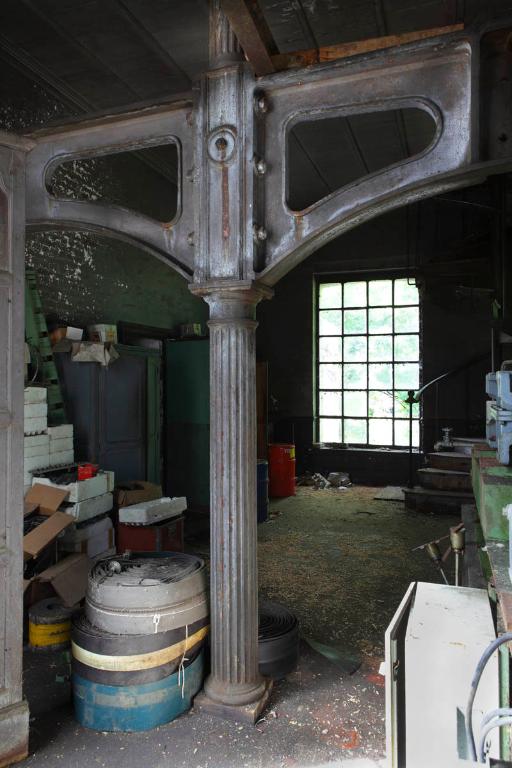 Vue intérieure de la filature, salle des moteurs, poteau fonte.