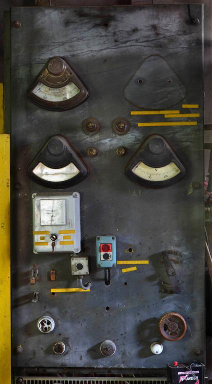 Vue intérieure de la filature, salle des moteurs, tableau électrique.