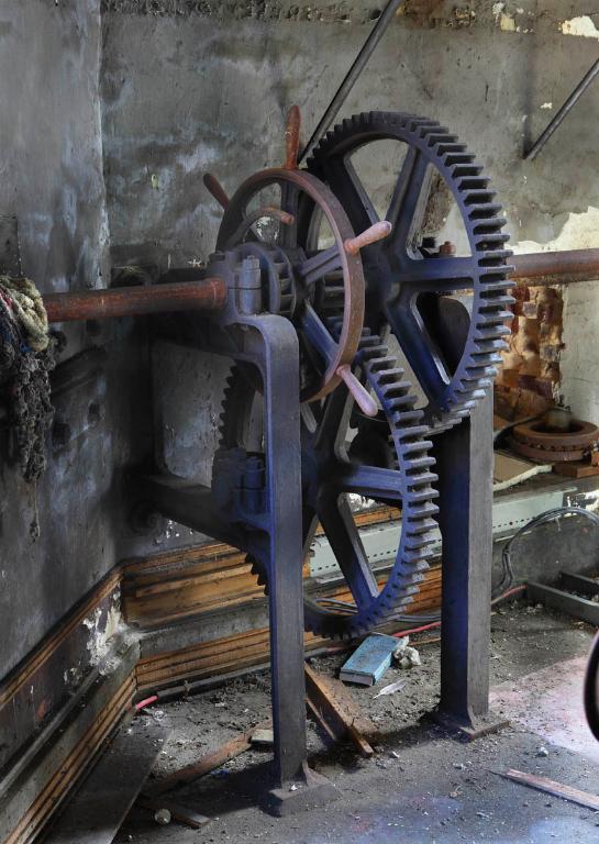 Vue intérieure de la filature, salle des moteurs, transmissions.