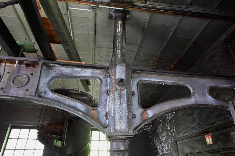Vue intérieure de la filature, salle des moteurs, détail d'un poteau fonte.