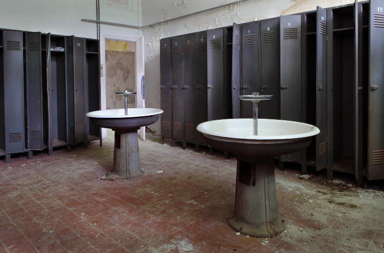 Vue intérieure de la filature reconstruite en 1950, vestiaire.