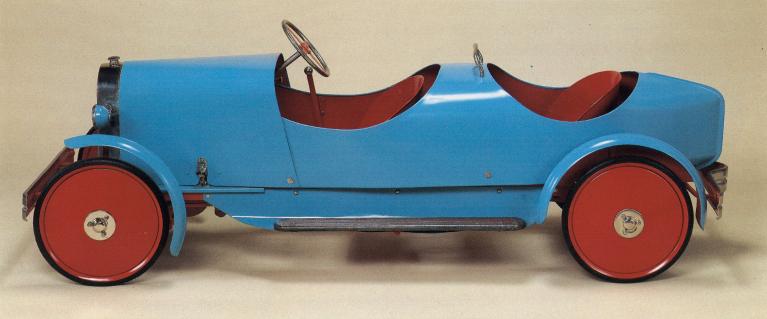 Automobile à pédales Euréka, modèle Sport biplace en tandem 28 - produite de 1928 à 1932 (Collection particulière).