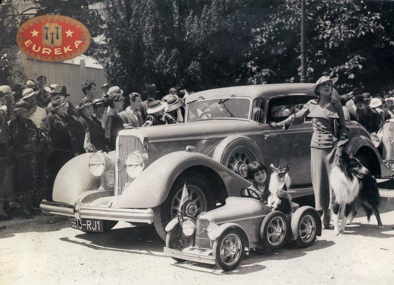 Elégante et sa fille à bord d'une automobile à pédales Euréka, modèle Course Grand Prix, 1930 (Collection particulière).