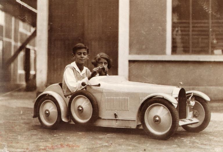 Automobile-jouet électrique Euréka, 1933, prototype non commercialisé (Collection particulière).