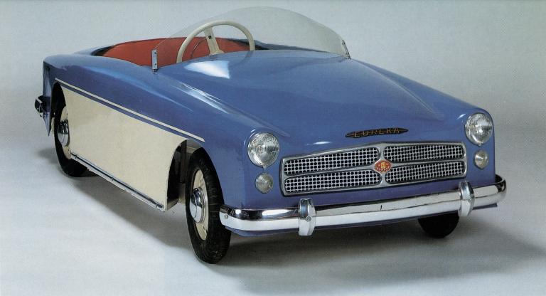 Automobile à pédales Euréka, modèle biplace 55, produite de 1955 à 1963 (Collection particulière).