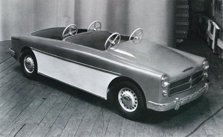 Automobile à pédales Eureka, modèle quatre places 55, spécial manège (Collection particulière).